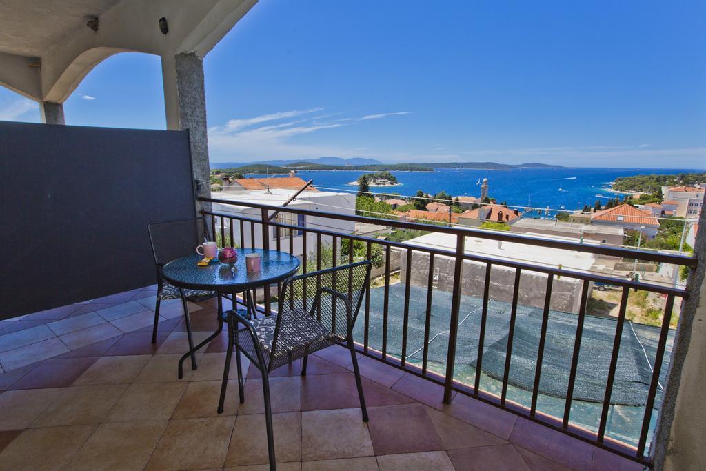 Apartments Ivusic ฮวาร์ ภายนอก รูปภาพ